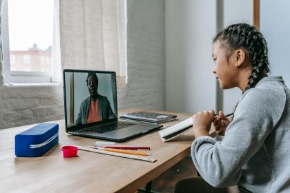Finden Sie Ihr ideales Weiterbildungsmodell: Online, vor Ort oder hybrid?